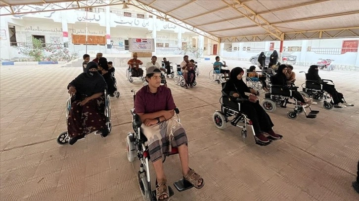 Sadakataşı Derneği, Yemen'de muhtaçlara gıda ve tekerlekli sandalye gibi çeşitli yardımlar yapt