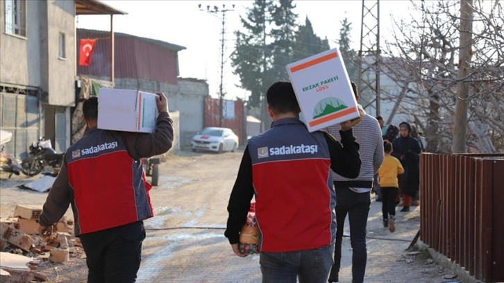 Sadakataşı Derneğinin deprem bölgesine yardımları sürüyor