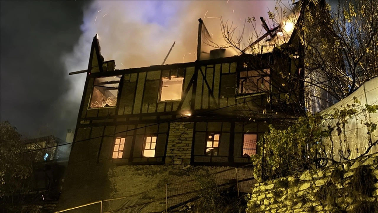 Safranbolu'da tarihi konakta çıkan yangına müdahale eden iki itfaiye eri yaralandı