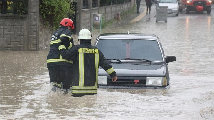 Sağanak bazı illerde taşkınlara ve su baskınlarına yol açtı