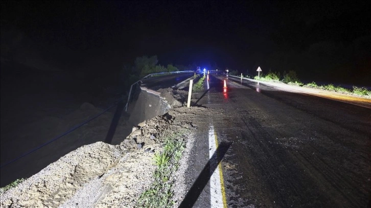 Sağanak nedeniyle taşan çay, Kastamonu-Ankara kara yolunda çökmeye yol açtı