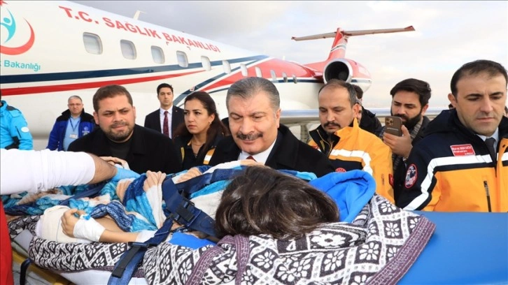 Sağlık Bakanı Koca, ambulans uçakla Türkiye'ye getirilen yaralı Gazzeli çocukları karşıladı