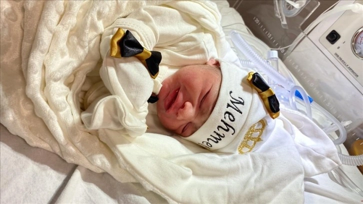 Sağlık Bakanı Koca, Defne Devlet Hastanesi'nde doğan ilk bebeğin fotoğrafını paylaştı