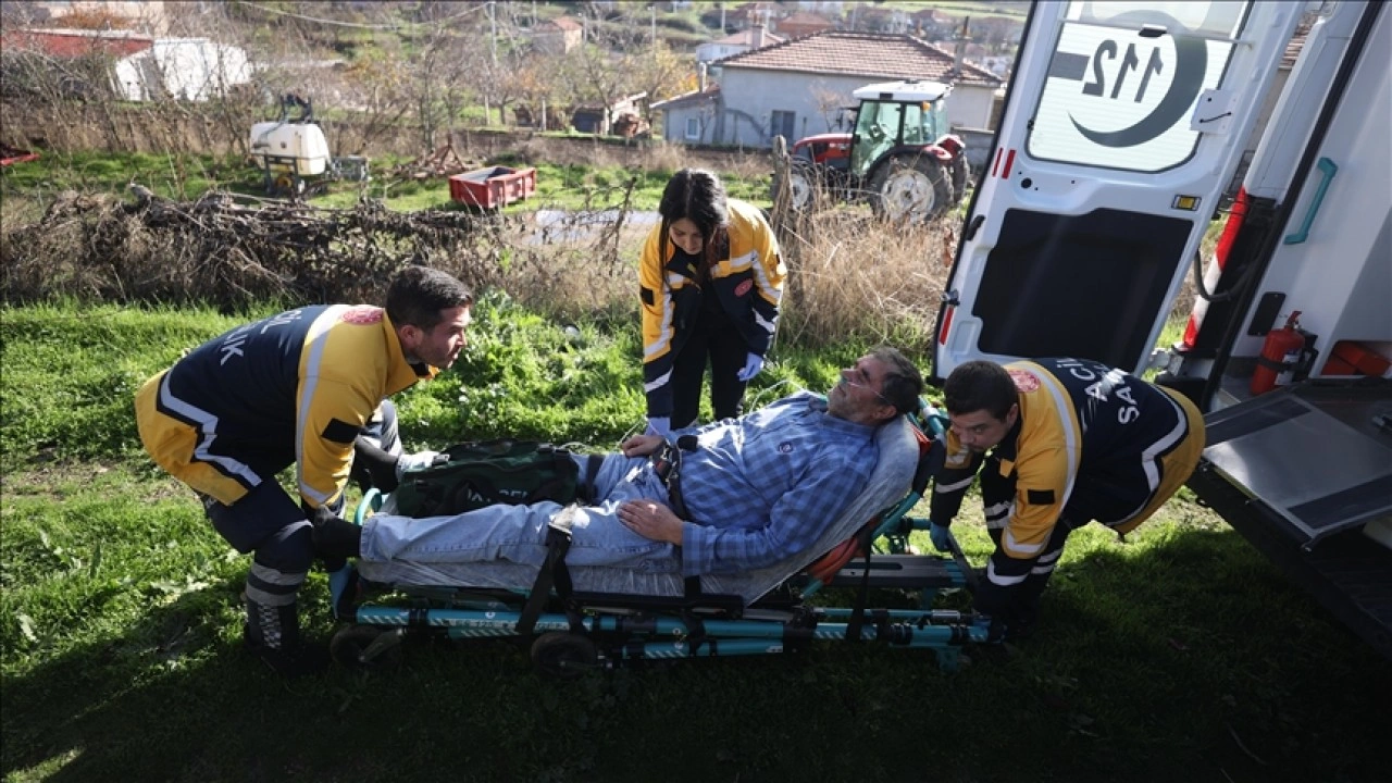 Sağlık ekipleri hayat kurtarmak için zorlu şartlarda saniyelerle yarışıyor