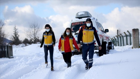 Sağlık ekipleri karlı yolları aşarak hastalara 'Hızır' gibi yetişiyor
