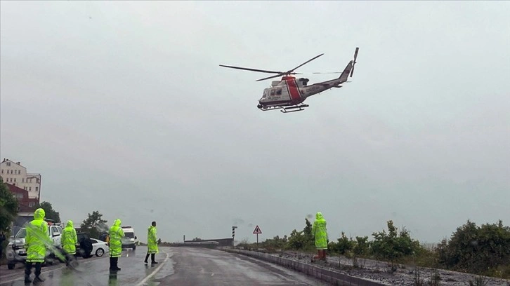 Sahil Güvenlik Komutanlığı, sel bölgesinde mahsur kalanları helikopterle kurtarıyor