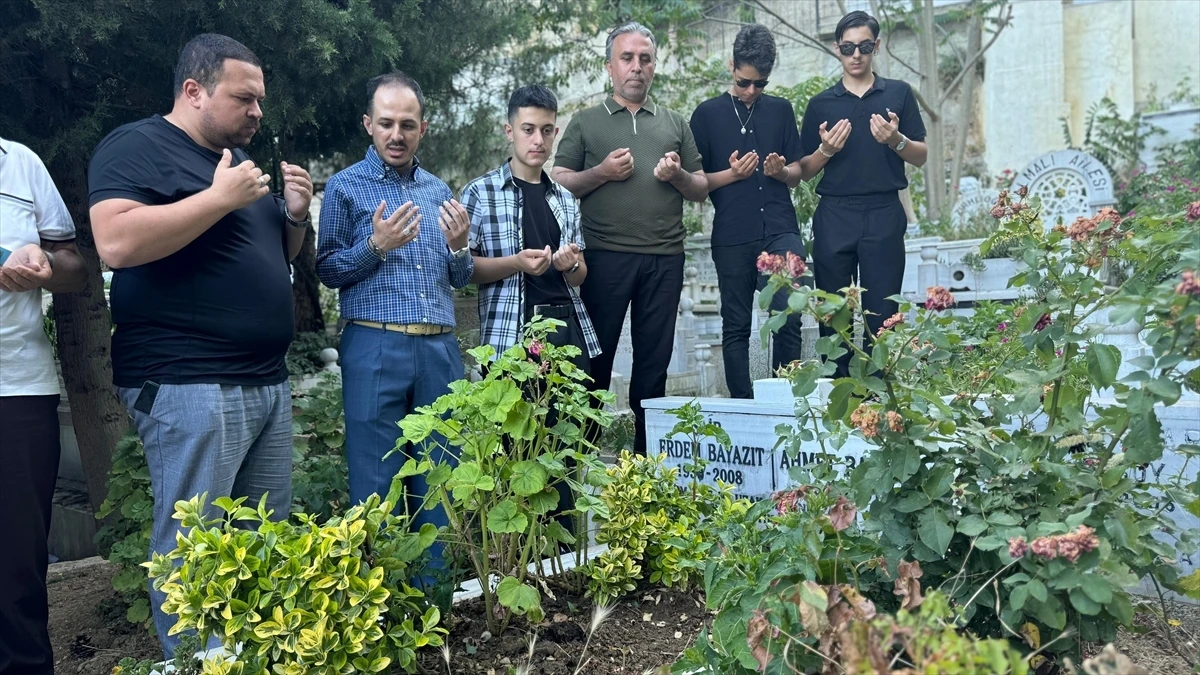 Şair Erdem Bayazıt kabri başındı anıldı