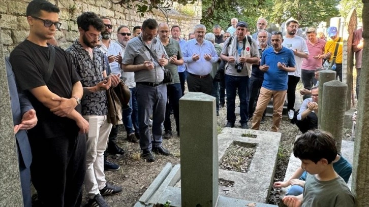 Şair ve yazar Mevlana İdris Zengin, vefatının ikinci yılında kabri başında dualarla anıldı