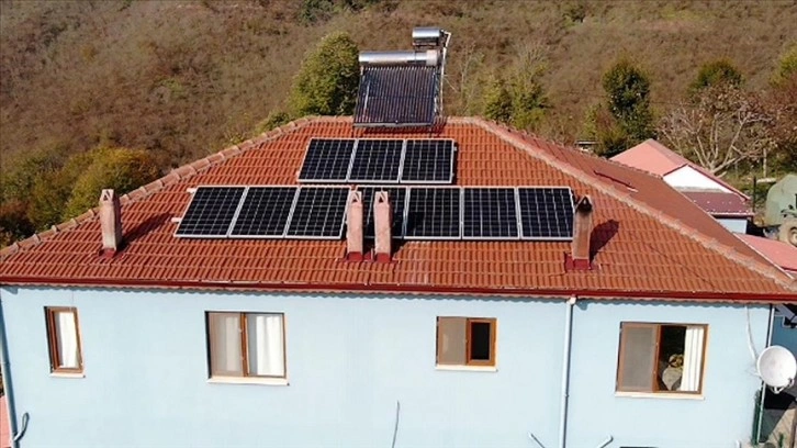 Sakarya'da elektriği güneş panellerinden elde eden köylüler memnun