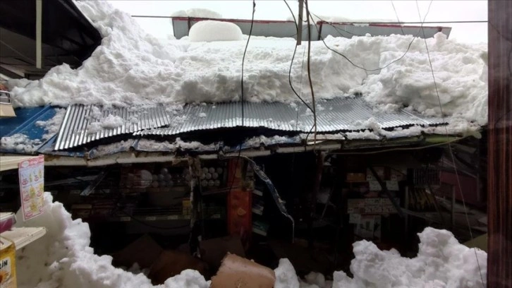 Sakarya'da kar nedeniyle marketin sundurması ve garajın çatısı çöktü