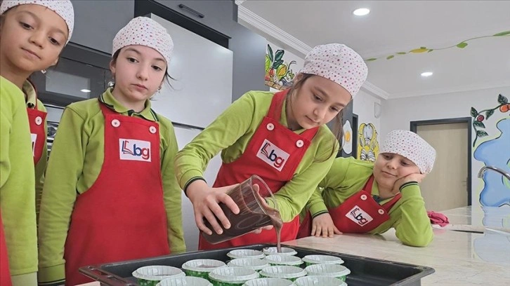 Sakarya'da 'minik şefler' okulda oluşturulan mutfakta yemek yapmayı öğreniyor