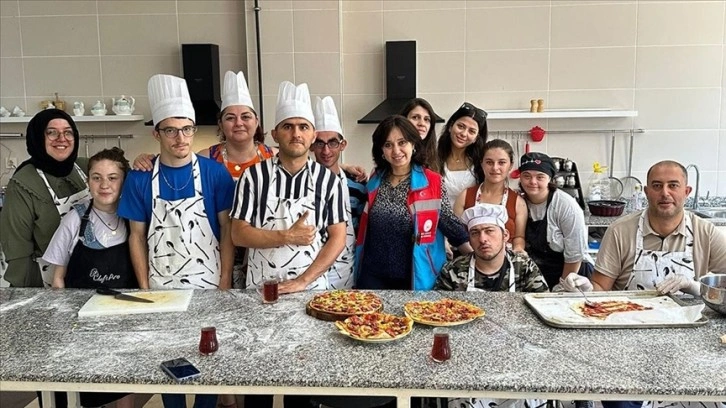 Sakarya'da özel bireylerin kursta yaptığı yiyecekler 'engelsiz kafe'de beğeniye sunuluyor