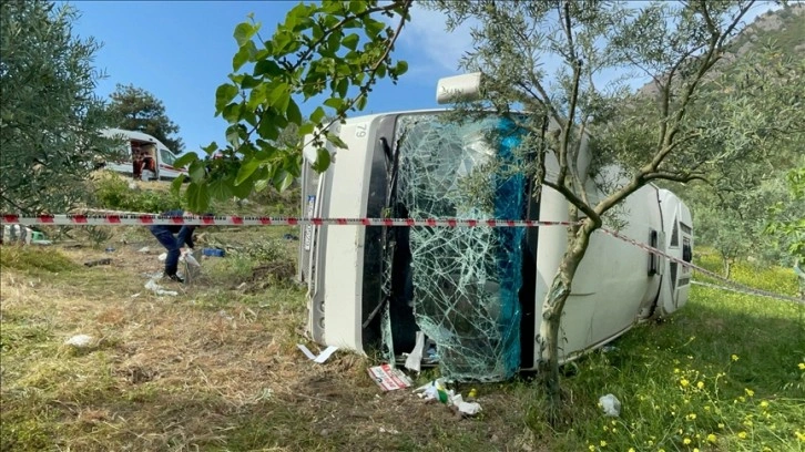 Sakarya'da üniversite öğrencilerini taşıyan midibüsün şarampole devrildiği kazada 12 kişi yaral