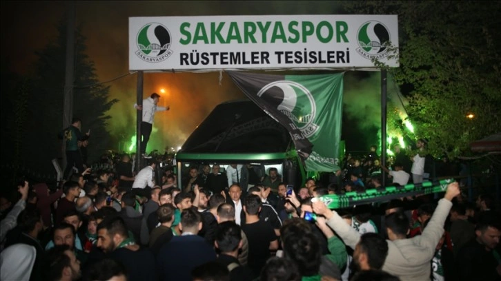 Sakaryaspor'un  1. Lig'e yükselmesi Rüstemler Tesisleri'nde kutlandı