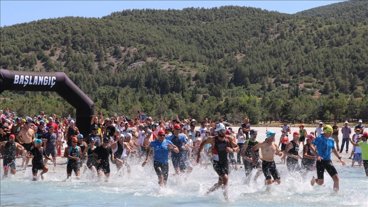 Salda Gölü'nde triatlon heyecanı yaşandı