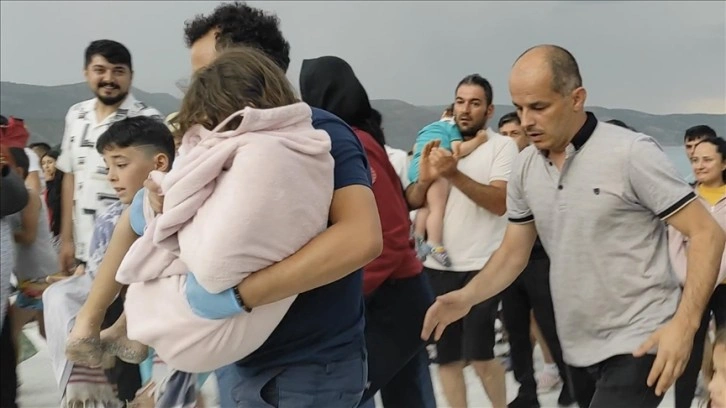 Salda Gölü'nde deniz simidiyle sürüklenen çocuğu tatilci kurtardı