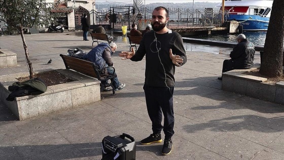 Salonlar kapanınca İstanbul&#039;un meydanlarını kendisine sahne yaptı