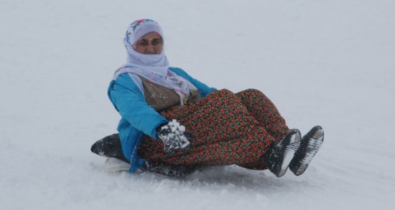 Şalvarlı teyzeler karın tadını böyle çıkardı