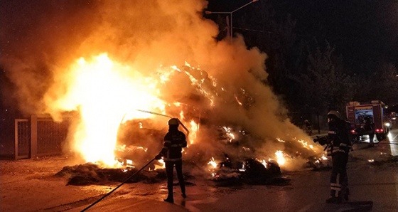 Saman yüklü kamyonu alev alev yandı