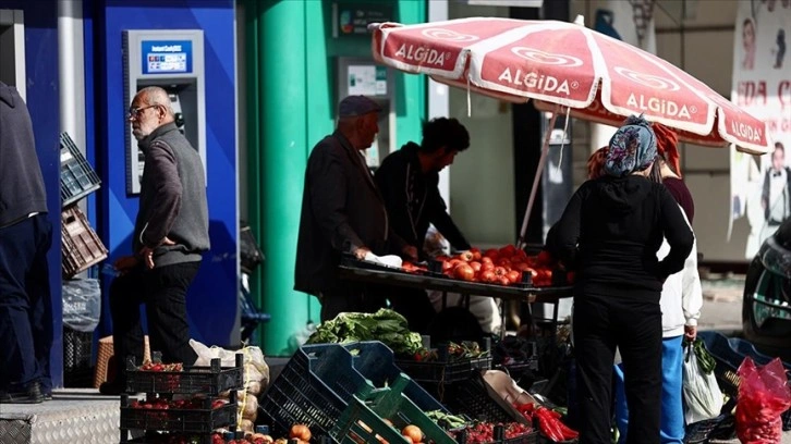 Samandağ esnafı zor günlerde hizmet verebilmek için iş yerlerini açıyor