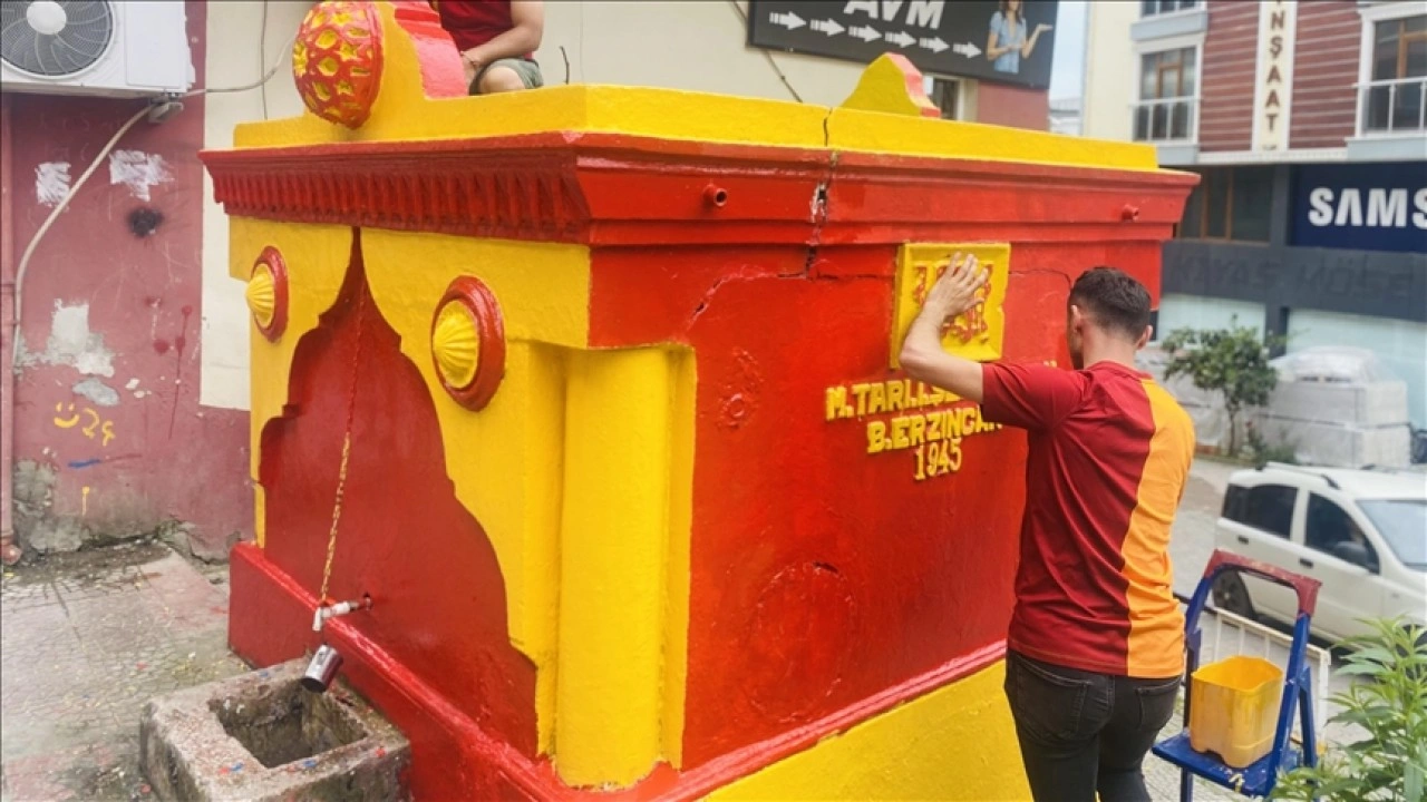 "Şampiyon Çeşme" bu yıl yine Galatasaray'ın renklerine boyandı