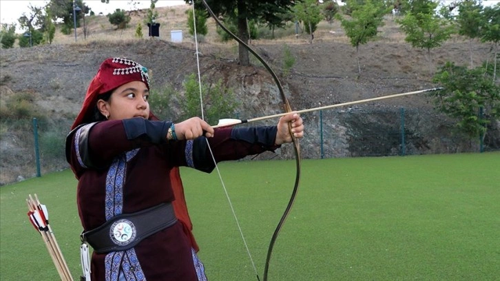 Şampiyon okçu Buğlem Sare Deveci, hedefine milli takımı koydu