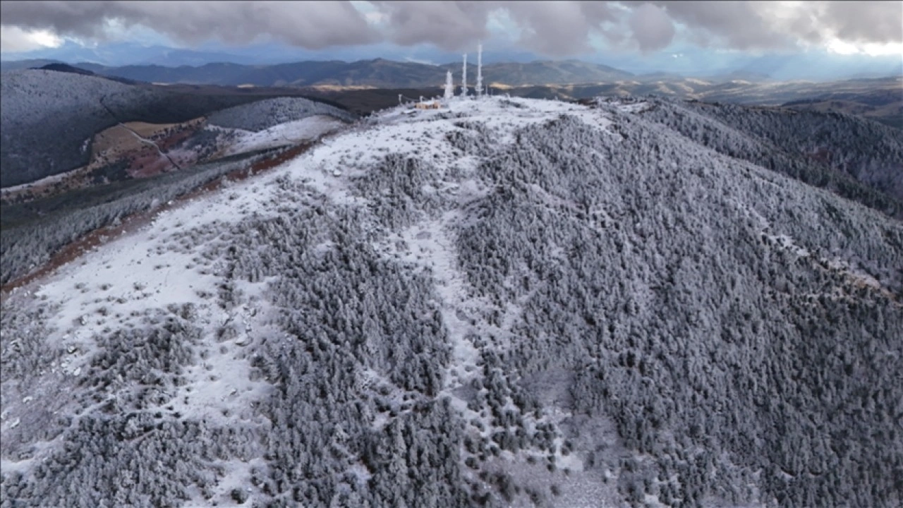 Samsun'da 1650 rakımlı Dürtmen Dağı'nda kar etkili oldu