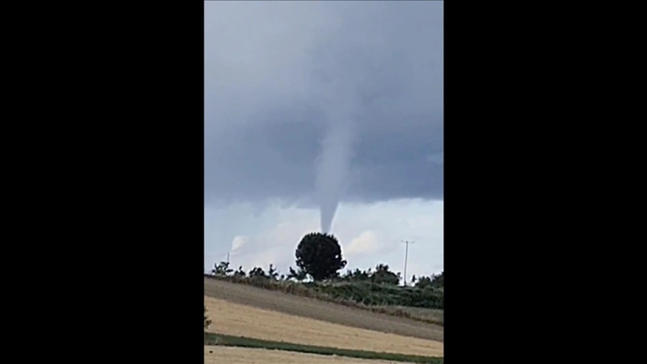 Samsun'da hortum cep telefonu kamerasıyla kaydedildi