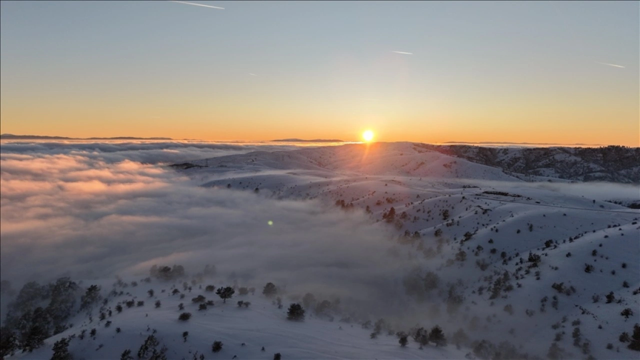 Samsun'da kar altındaki D&uuml;rtmen Dağı'nda oluşan sis dronla g&ouml;r&uuml;nt&uuml;lendi