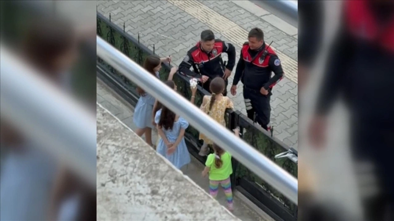 Samsun'da yunus ekiplerinin çocuklarla bayramlaşması cep telefonu kamerasında