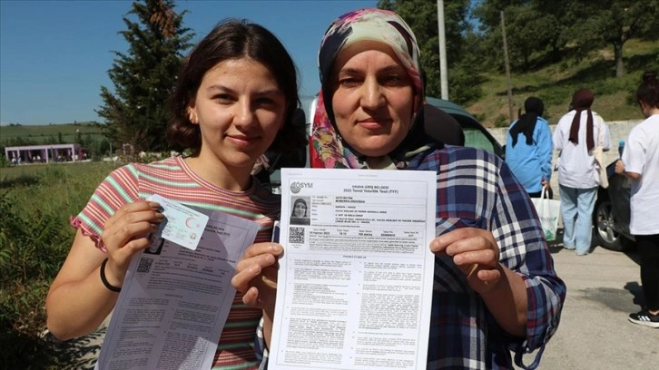 Samsun'da açık liseyi bitiren 50 yaşındaki kadın YKS'ye kızıyla girdi