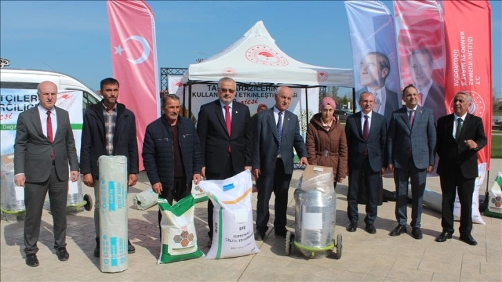 Samsun'da çiftçilere sera naylonu, tohum ve süt sağım makinesi dağıtıldı