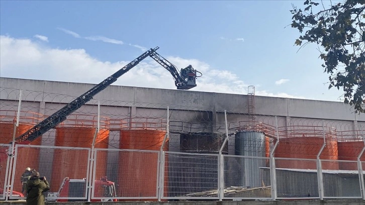 Samsun'da limanda atık yağ tankında meydana gelen patlama sonrası yangın çıktı