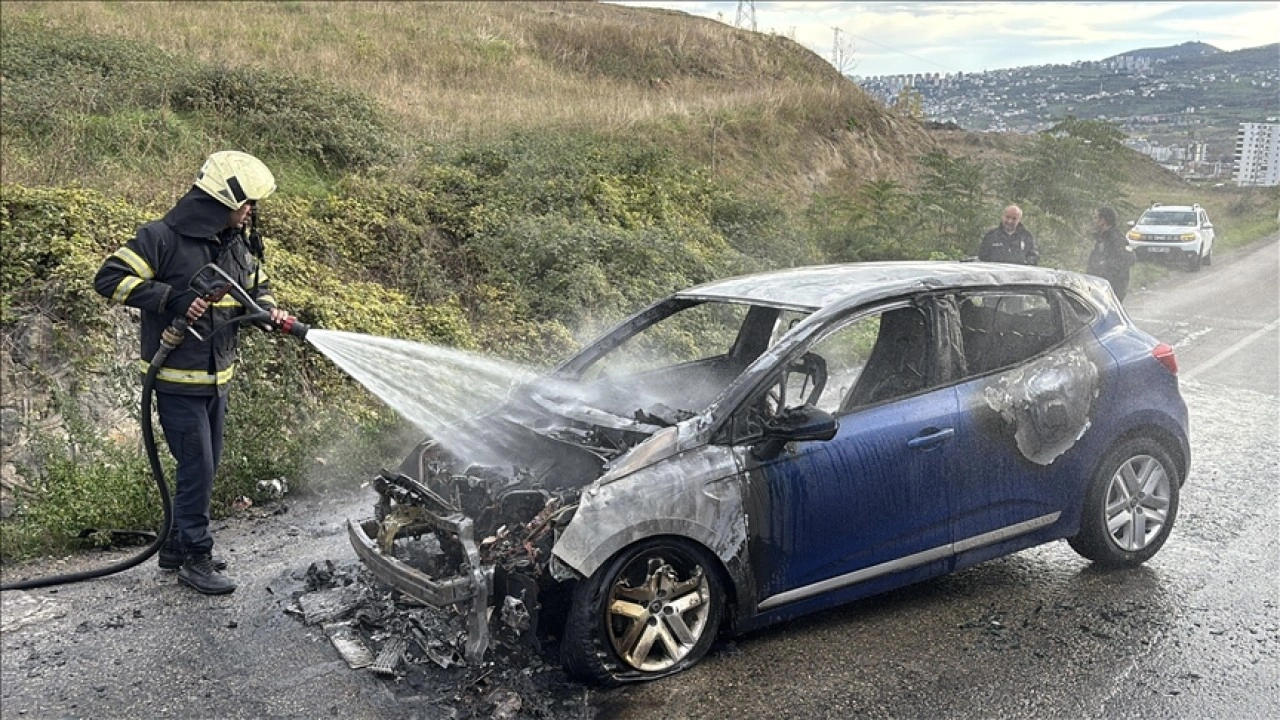 Samsunsporlu oyuncu Musaba'nın kullandığı otomobil seyir halindeyken alev aldı