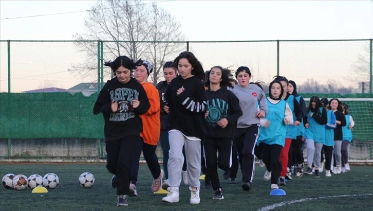 Samsun'un Salıpazarı ilçesinde kız öğrencilerin katılımıyla futbol takımı kuruldu