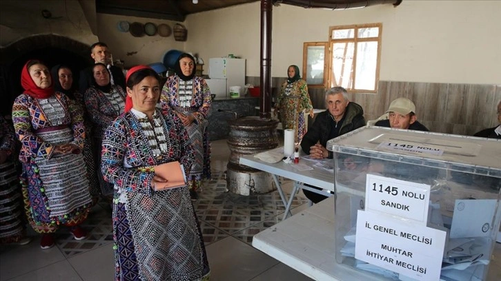 Sandık başına yöresel giysileriyle gittiler