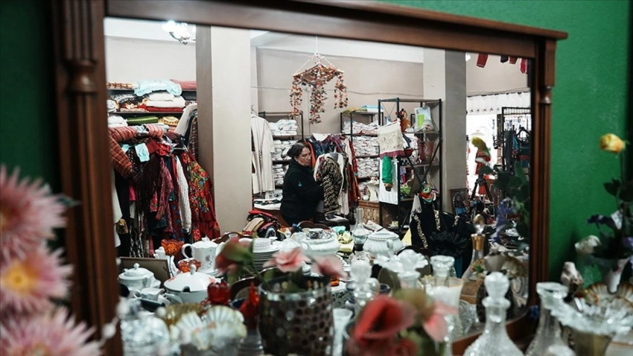 Sandıklardan &ccedil;ıkan asırlık &ccedil;eyizler ikinci el d&uuml;kkanında alıcı buluyor