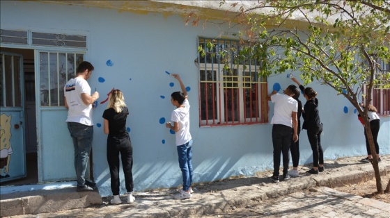 Şanlıurfa'da gönüllü öğretmen ve öğrenciler okul binalarını boyayarak güzelleştiriyor