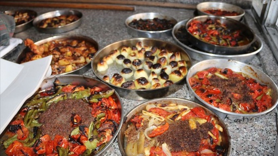 Şanlıurfa'da iftar yemekleri taş fırınlarda lezzetleniyor