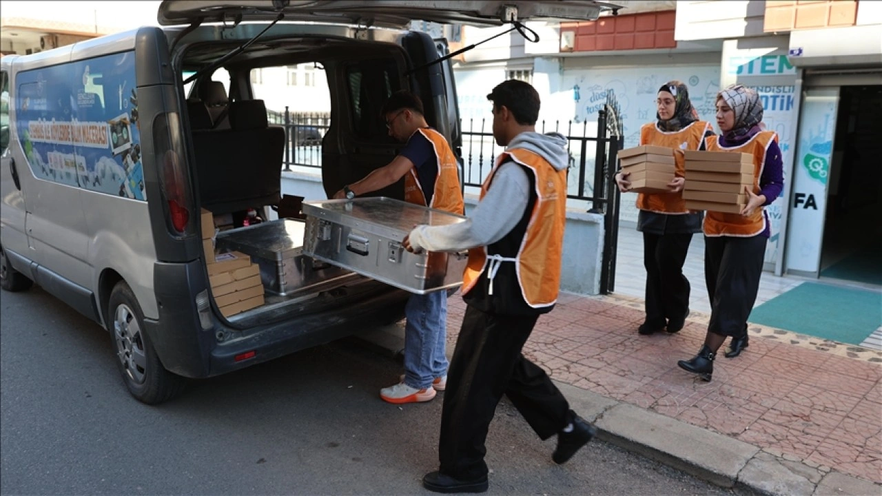Şanlıurfa'da öğretmenler kırsaldaki öğrencilere bilim ve teknoloji taşıyor