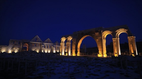 Şanlıurfa'daki turistik mekanlar özel ışıklandırmayla gece de görenleri cezbediyor