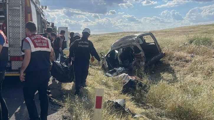 Şanlıurfa'da kamyonetle tırın çarpışması sonucu 6 kişi hayatını kaybetti
