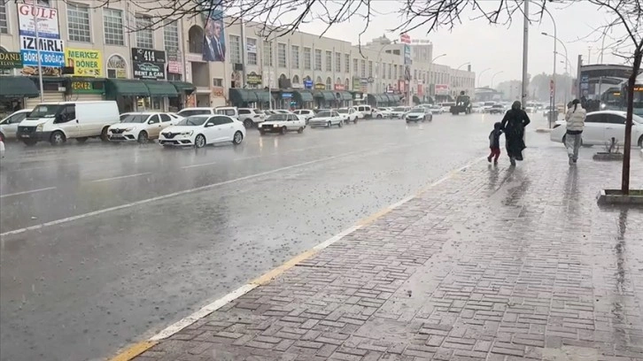 Şanlıurfa'da sağanak ve dolu etkili oldu