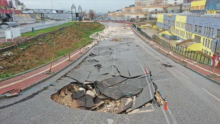 Şanlıurfa'da sel nedeniyle çöken yol trafiğe kapatıldı