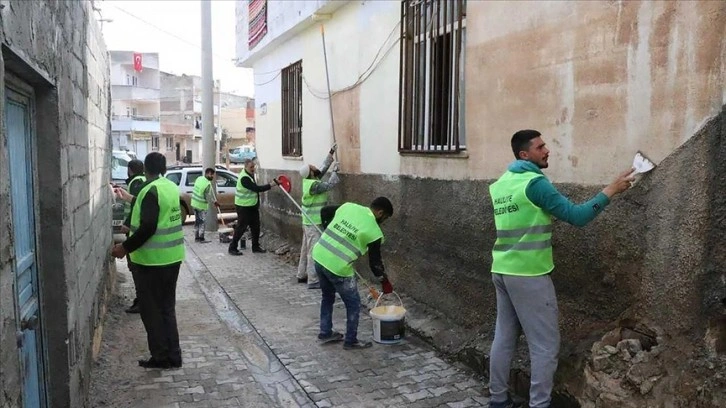 Şanlıurfa'da selden zarar gören evlerin duvarları boyanmaya başlandı