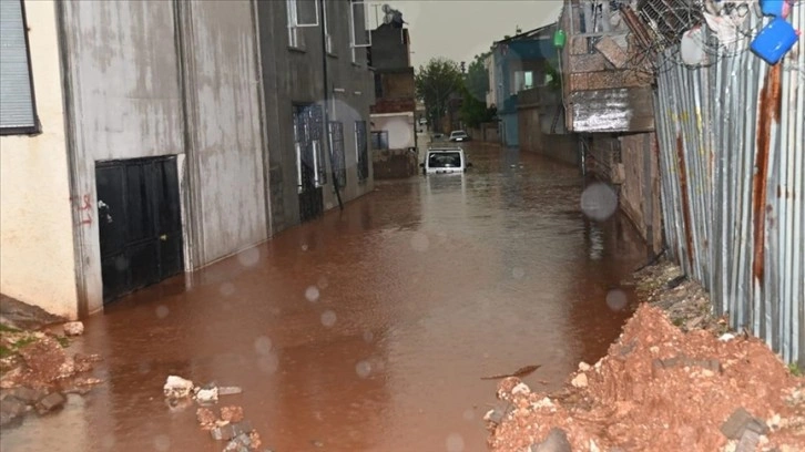 Şanlıurfa'da şiddetli yağmur hayatı olumsuz etkiledi