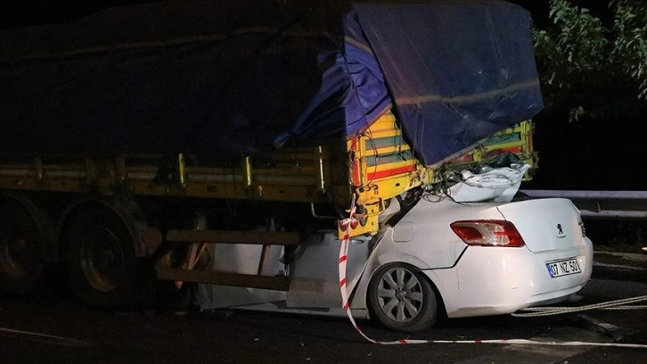 Şanlıurfa'da tıra çarpan otomobildeki 2 kişi hayatını kaybetti