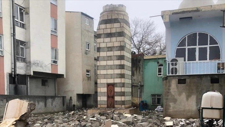 Şanlıurfa'da yıkılan cami minaresinin parçaları üzerine düşen öğretmen hayatını kaybetti