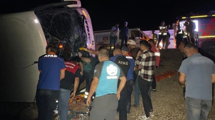 Şanlıurfa'da yolcu otobüsü ve kamyonet şarampole devrildi, 25 kişi yaralandı