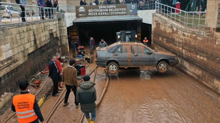 Şanlıurfa'daki selden etkilenen otoparktaki araçlar çıkarılıyor